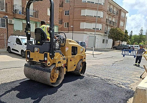 Asfaltado de una calle de Catarroja.