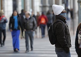 Un hombre se protege del frío.