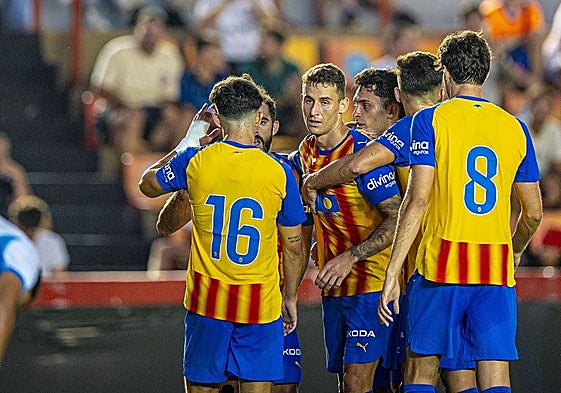 Dani Raba celebra con sus compañeros el gol que le marcó al Olympique de Marsella en Tarragona.