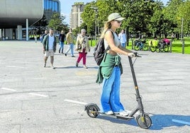 Una usuario del patinete eléctrico, en una imagen de archivo.