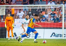 Pepelu conduciendo el balón en el amistoso ante el Olympique de Marsella.
