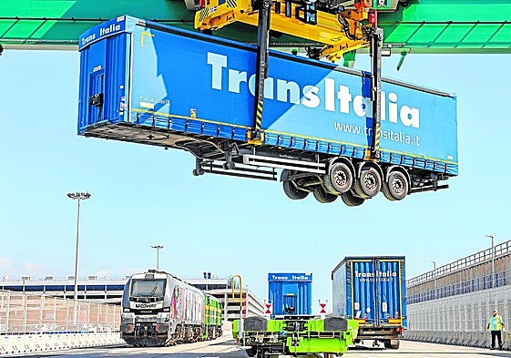Transporte de un semirremolque hasta la plataforma ferroviaria en el puerto de Valencia.