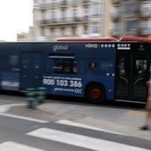 Un autobús de la EMT, en el centro de Valencia.