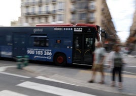 Un autobús de la EMT, en el centro de Valencia.