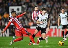 Javi Guerra, durante el partido que disputaron el Valencia y el Atlético la pasada temporada en Mestalla.