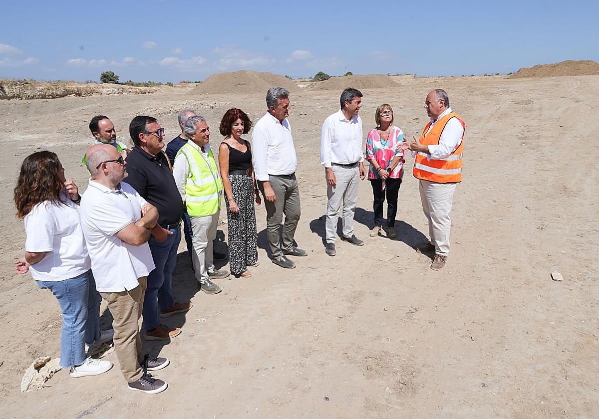 El presidente Marzón y la alcaldesa de Picassent, Conxa García, este jueves en la explanada de la planta clausurada.