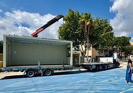 Retirada de las aulas prefabricadas este jueves.