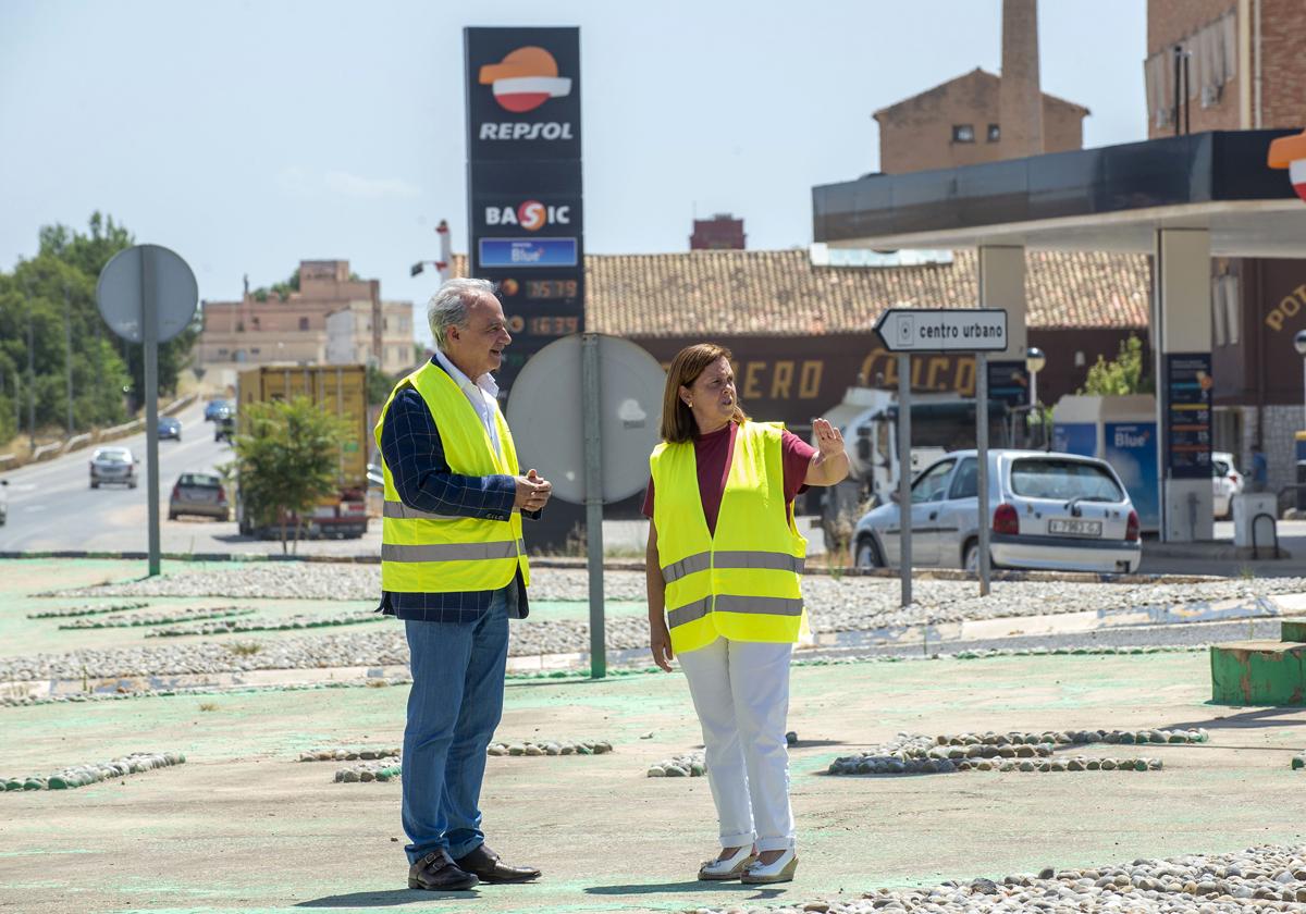 El alcalde de Utiel con la diputada de Carreteras.