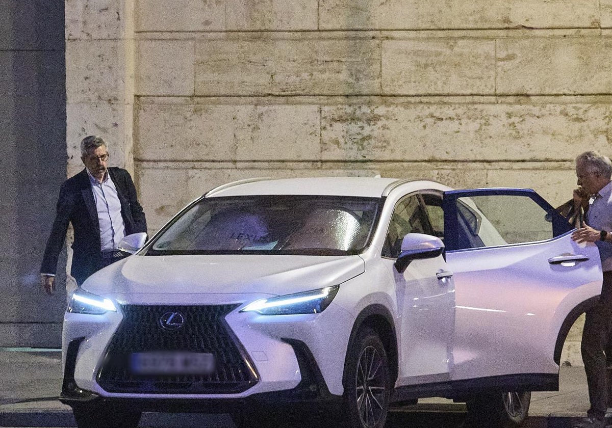 Ángel, este miércoles por la tarde, se acerca al coche en el que se sube para irse de la Delegación de Gobierno.