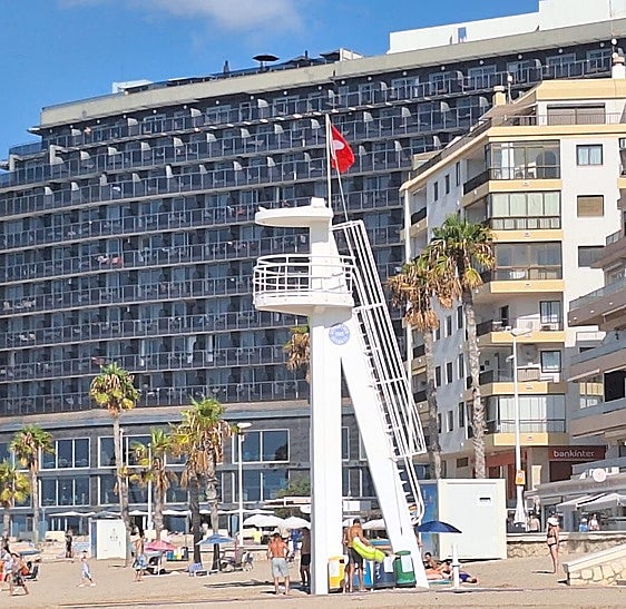 La bandera roja ondeando en la playa del Arenal-Bol.