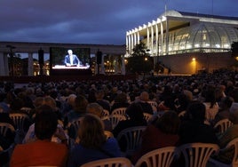 Vista general del público frente a la pantalla gigante en el jardín del Palau de la Música.