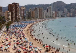 Cientos de turistas disfrutan de la playa de Levante de Benidorm.