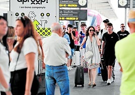 Llegada de pasajeros a la estación Joaquín Sorolla.