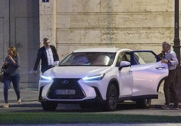 Salida.José María Ángel se dirigeal coche que, en Delegaciónde Gobierno, le esperabala tarde-noche del pasadomiércoles.