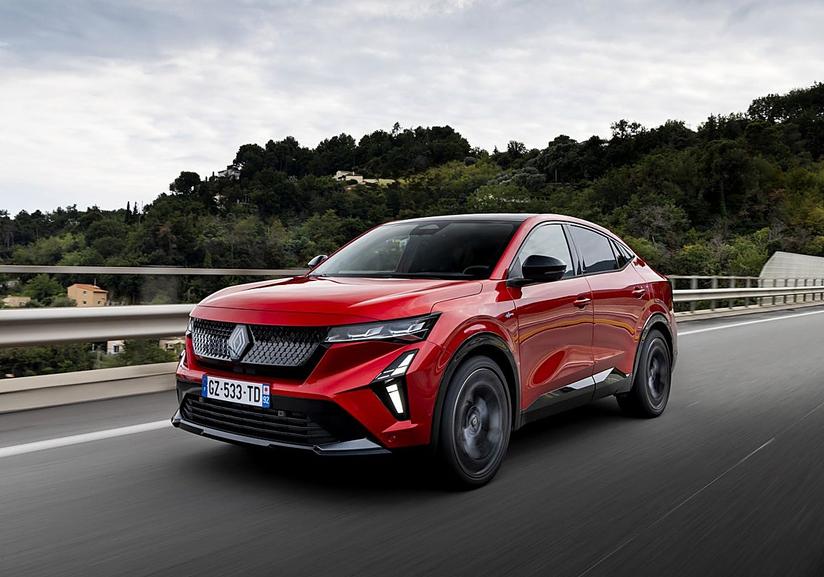 Con 4,71 metros y una configuración SUV coupé, el Rafale recurre a la tecnología híbrida con dos versiones de 200 y 300 CV.