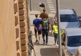 Agentes de la Guardia Civil han detenido a una pareja en uno de los registros en Picassent.
