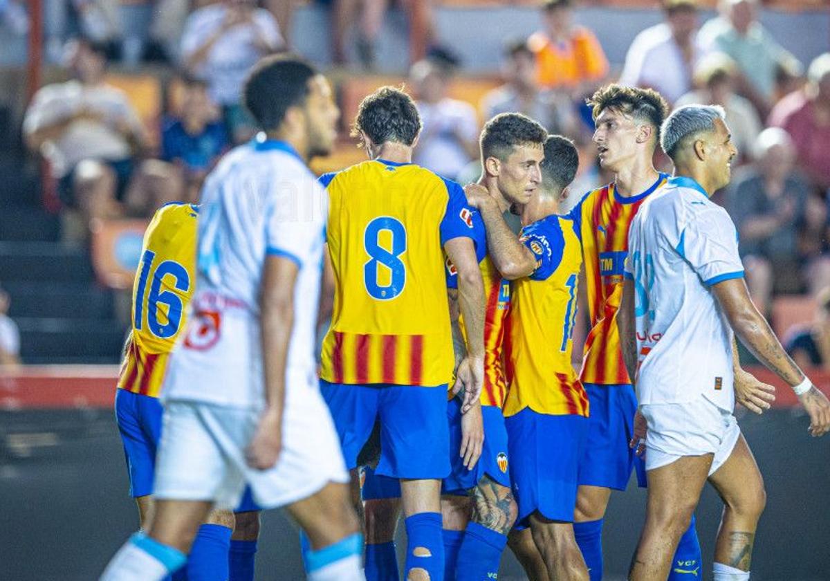 Los jugadores del Valencia celebran el gol anotado ante el OM.