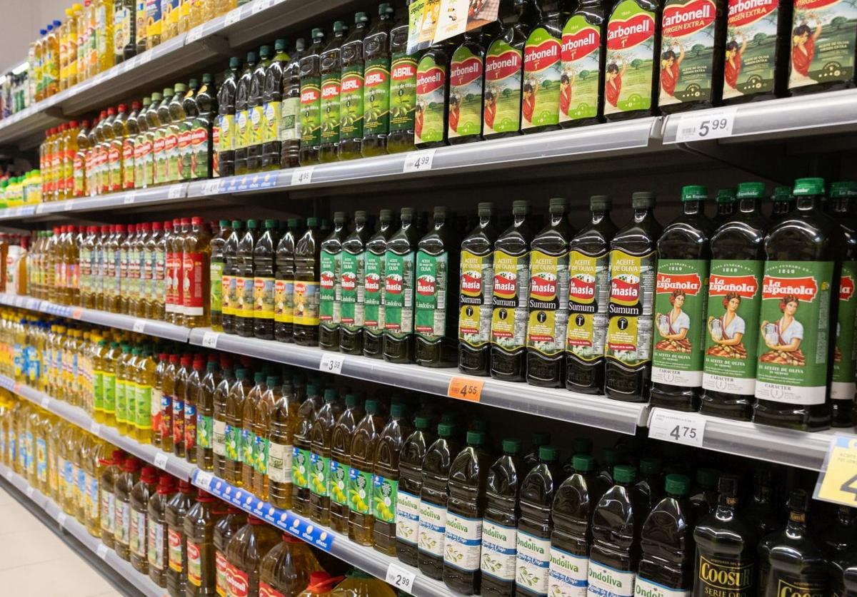 Botellas de aceite en un supermercado.
