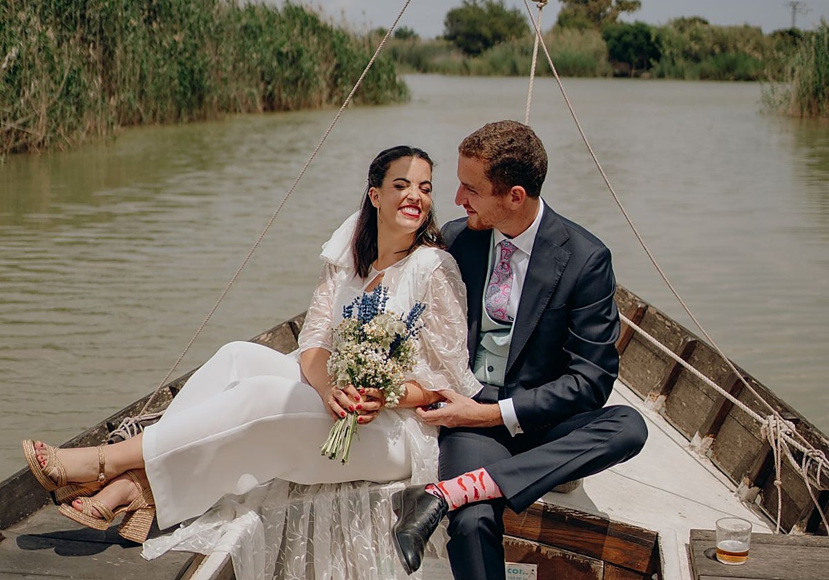Andrea y Bebeto en la barca de camino al banquete de su boda.