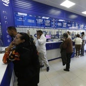 Clientes en una administración de Lotería, imagen de archivo.