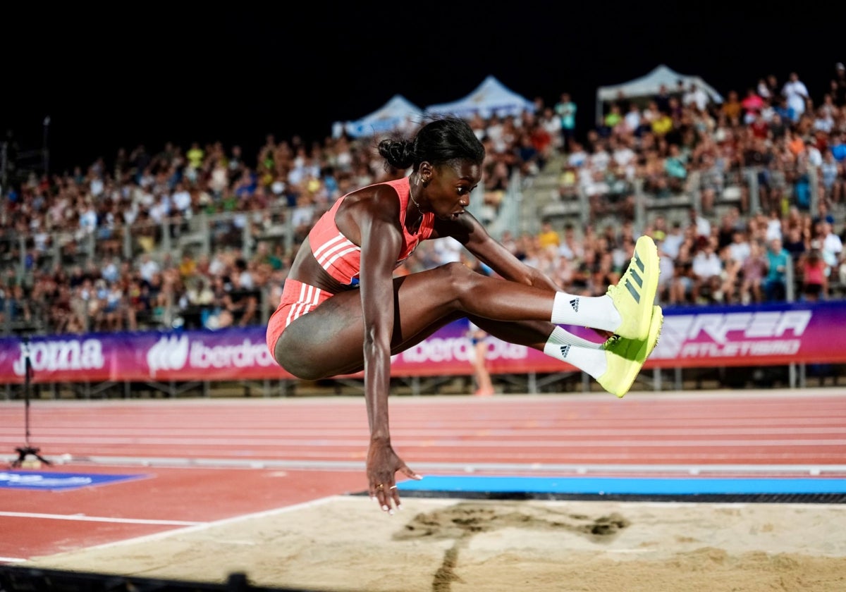 Fátima Diame realiza uno de los saltos.