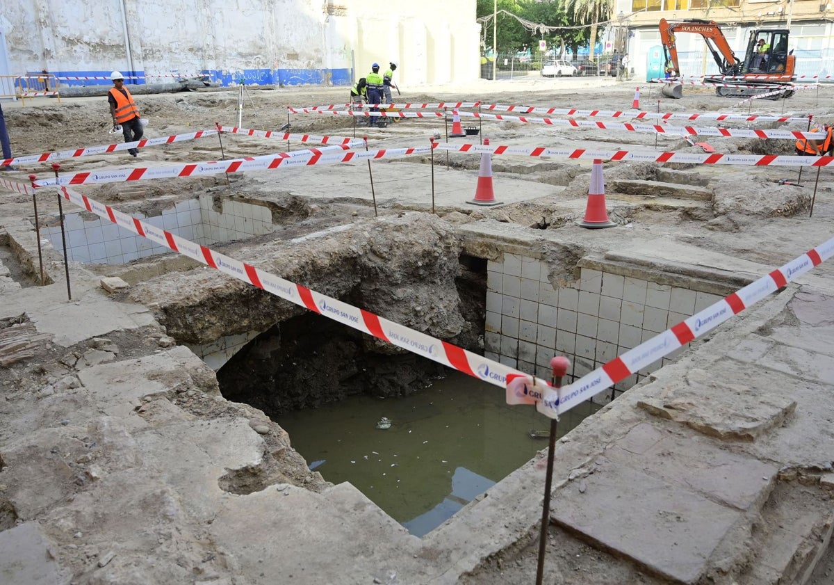 Imagen principal - Balsas de fermentación y zona de prensado de la uva.