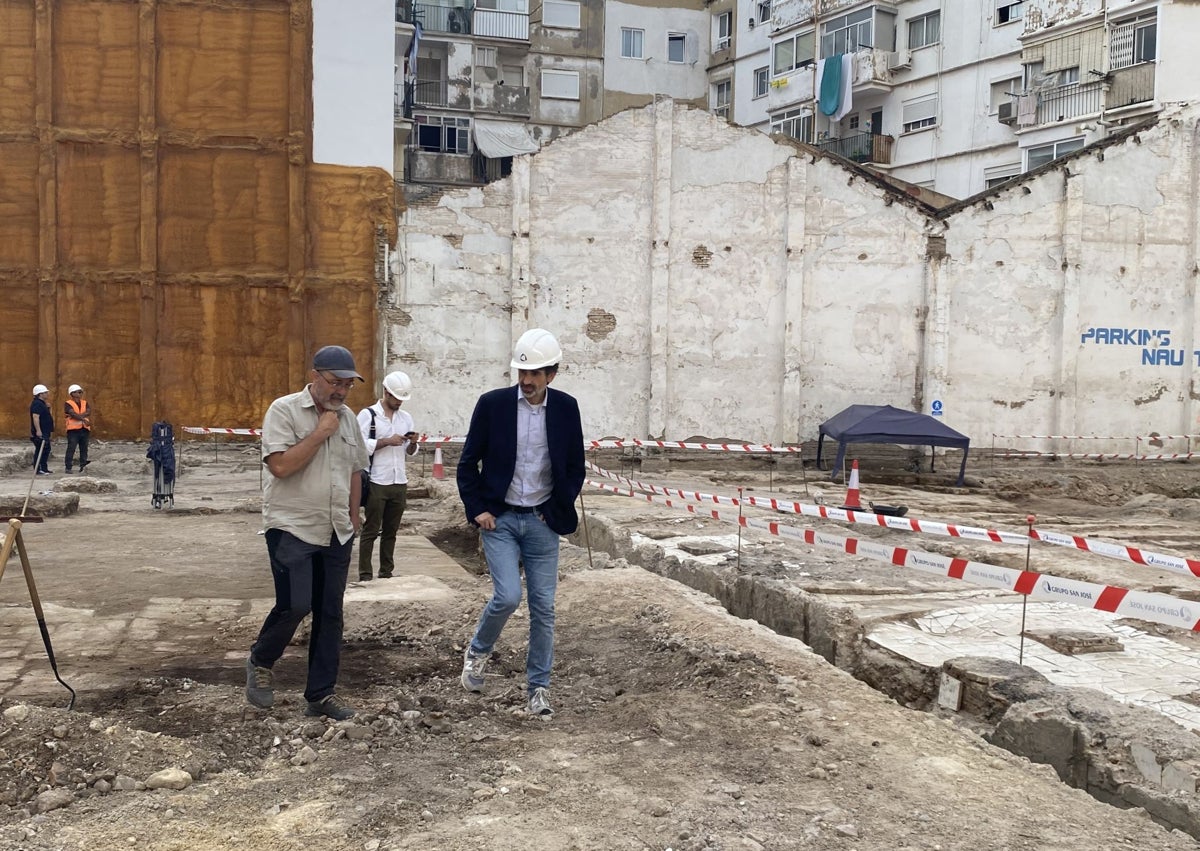 Imagen secundaria 1 - Trabajos de arqueología en la calle Bello.