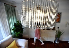 Lámpara encendida en el salón de una vivienda.