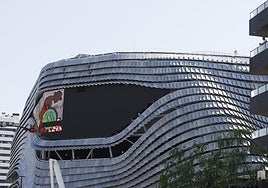 Vista de la fachada del Roig Arena desde uno de los edificios colindantes.