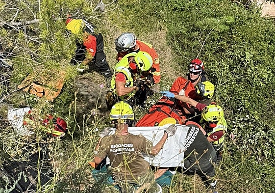 Los bomberos rescatan a la ciclista accidentada en un barranco de Gátova.