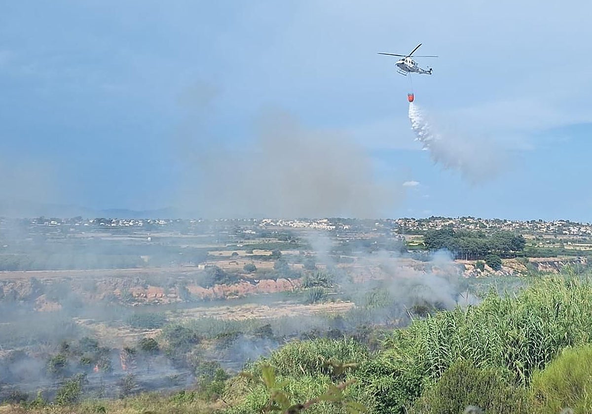 Un helicóptero durante la extinción del incendio de Riba-roja.