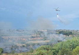 Un helicóptero durante la extinción del incendio de Riba-roja.
