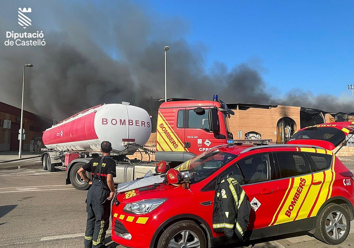 Un incendio afecta a tres naves en el polígono de Vinaròs