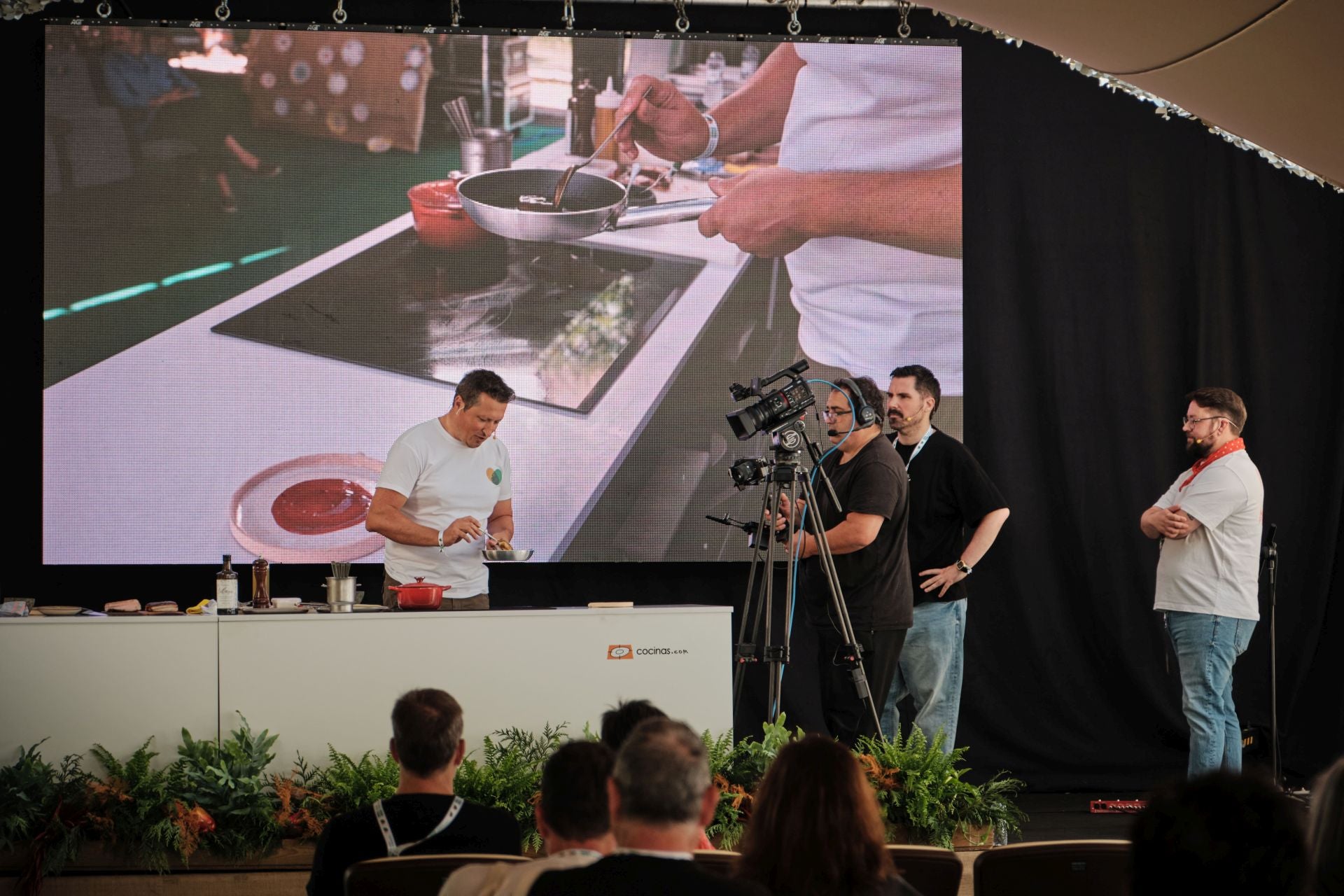 La paella más solidaria con la zona cero se cocina a 600 kilómetros de Valencia