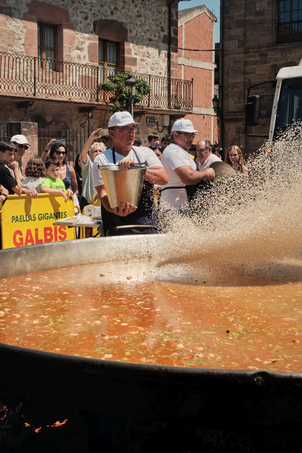 La paella más solidaria con la zona cero se cocina a 600 kilómetros de Valencia