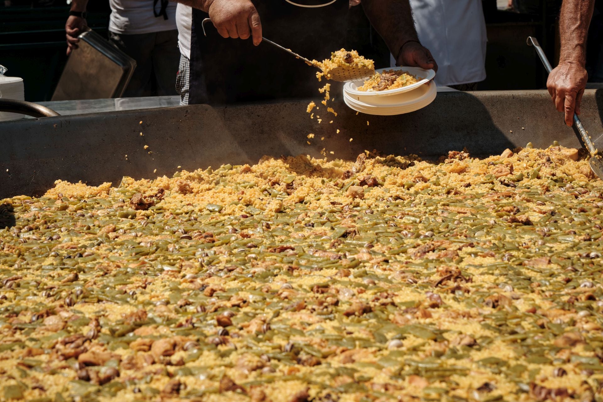 La paella más solidaria con la zona cero se cocina a 600 kilómetros de Valencia