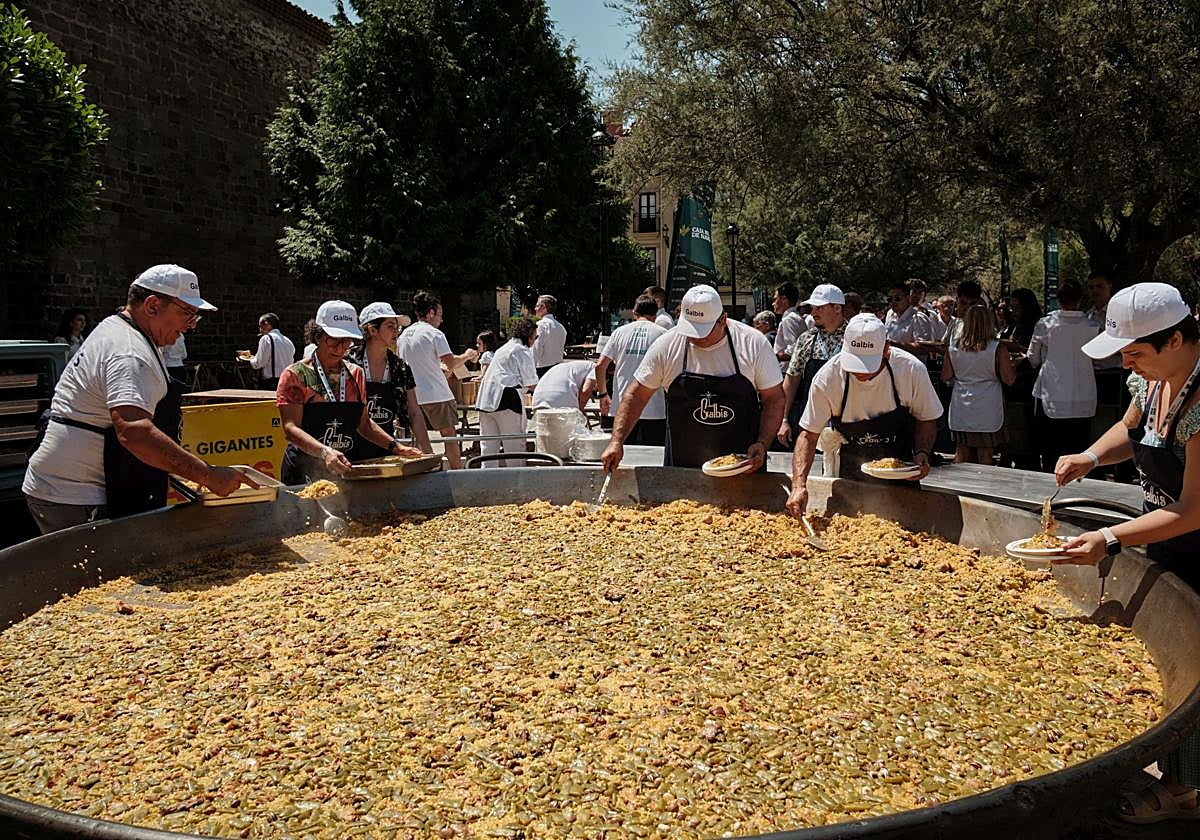 La paella gigante.