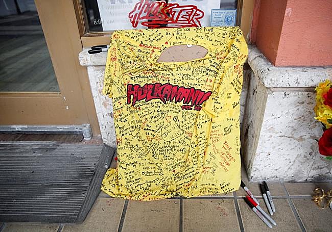 Fans dejan mensajes sobre una camiseta de Hulk Hogan.