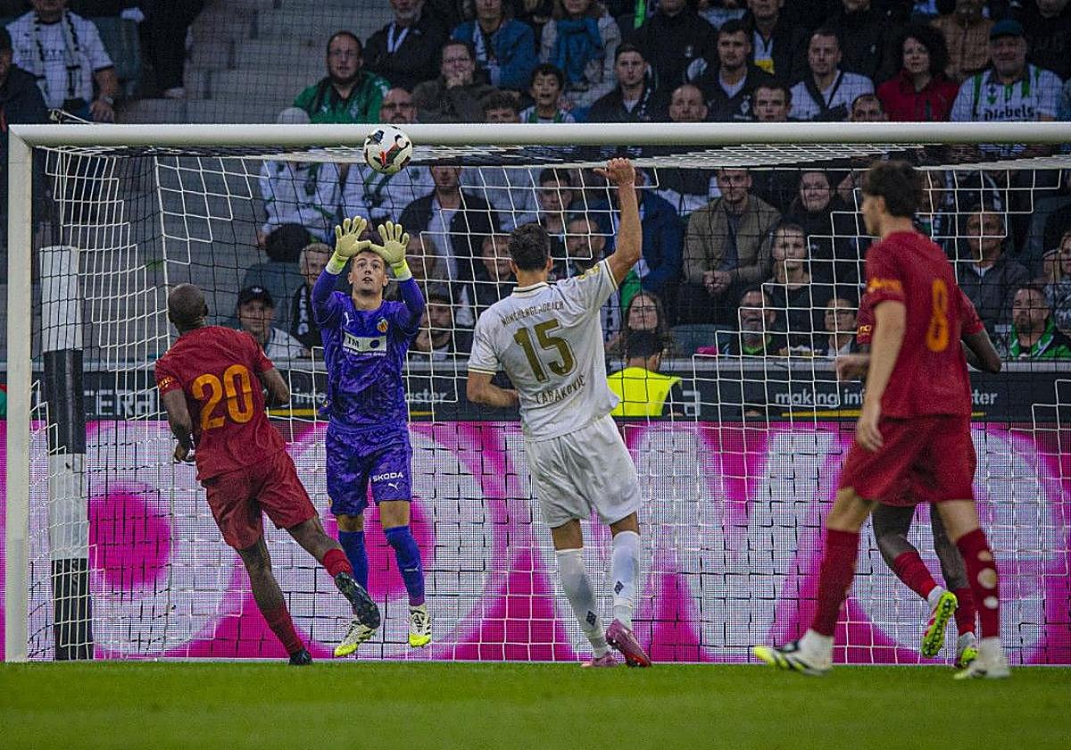 Julen Agirrezabala, ante el Mönchedgladbach.