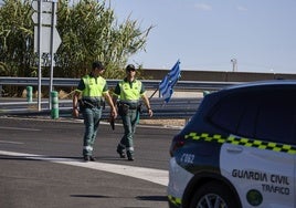 Dos agentes de la Guardi Civil tras un accidente de tráfico en Valencia.