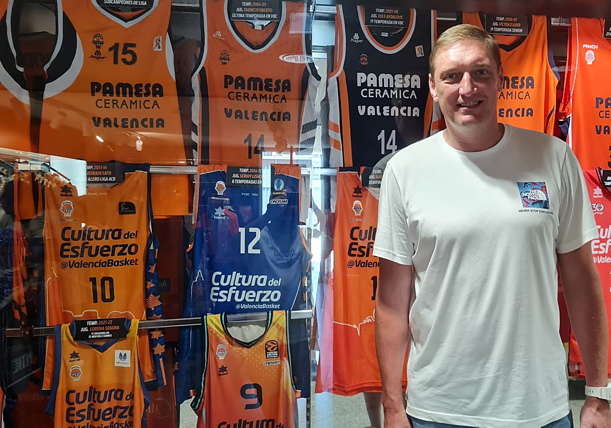 Serhiy Lishchuk posa en la vitrina de camisetas históricas del Valencia Basket en L'Alqueria.