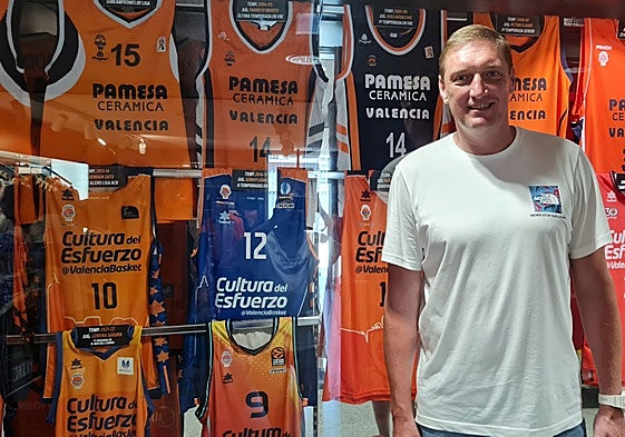 Serhiy Lishchuk posa en la vitrina de camisetas históricas del Valencia Basket en L'Alqueria.