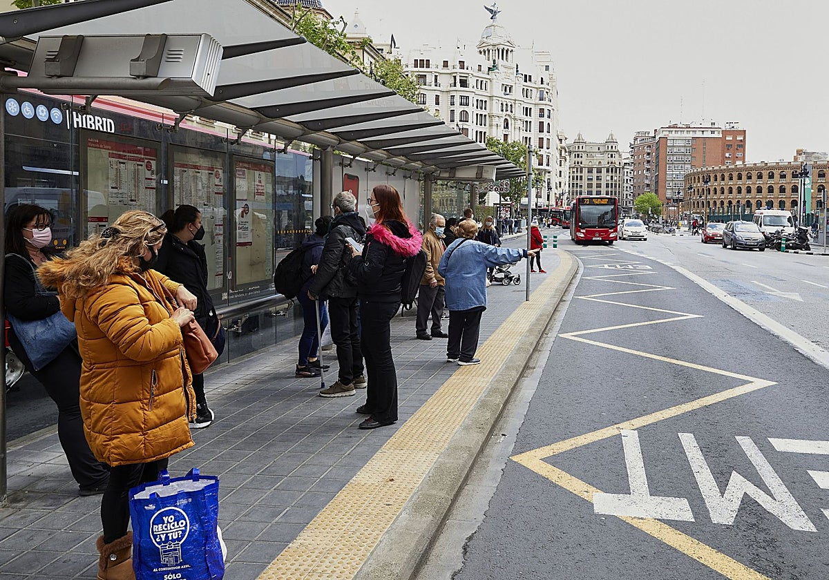 Pasajeros de la EMT en el intercambiador de la calle Xàtiva.