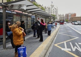 Pasajeros de la EMT en el intercambiador de la calle Xàtiva.