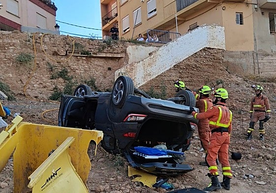 El vehículo en el que iban tres ocupantes cayó al barranco del Poyo en Paiporta.