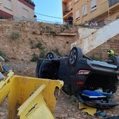 El vehículo en el que iban tres ocupantes cayó al barranco del Poyo en Paiporta.