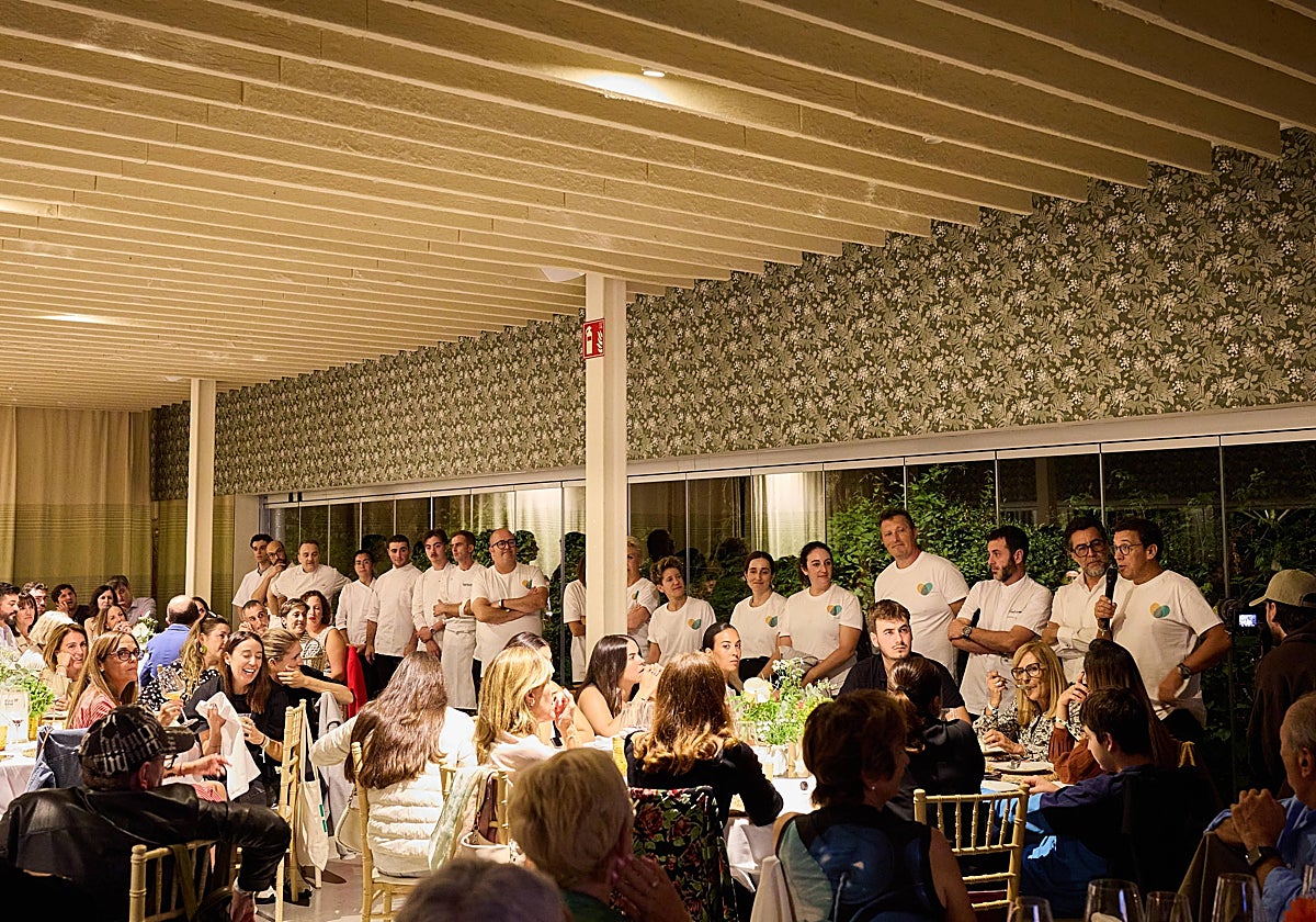 Los cocineros de la Comunitat, con el chef riojano Francis Paniego, al término de la cena servida en los salones de La Arboleda del Sur, en Ezcaray (La Rioja).