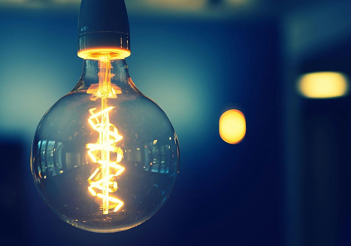 Una bombilla en una imagen de archivo.