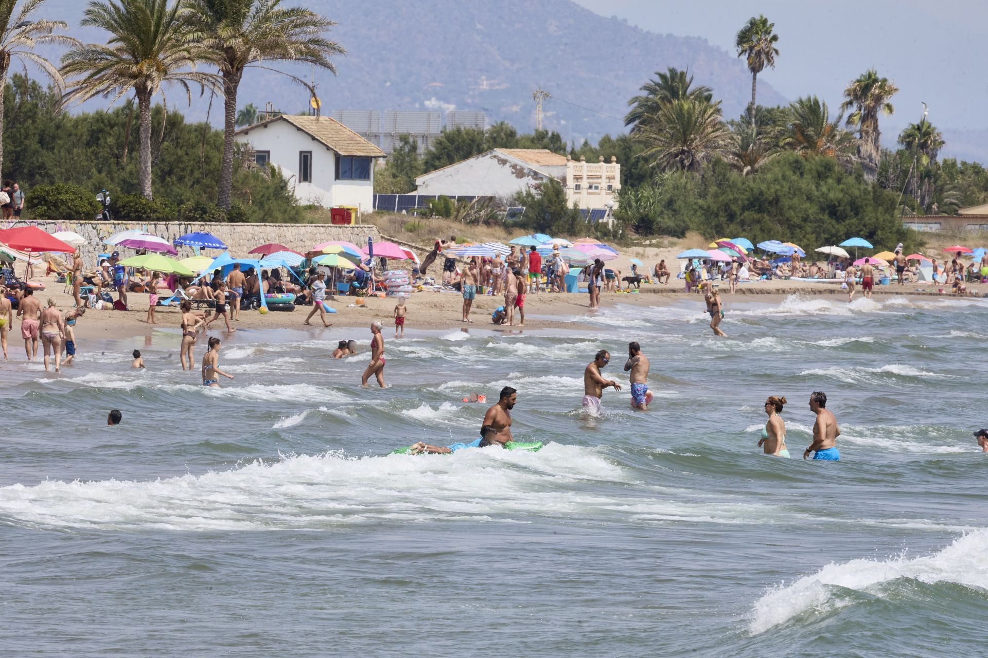 La playa, a rebosar este domingo en Valencia
