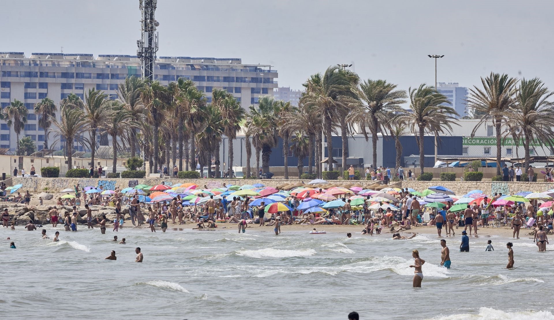 La playa, a rebosar este domingo en Valencia